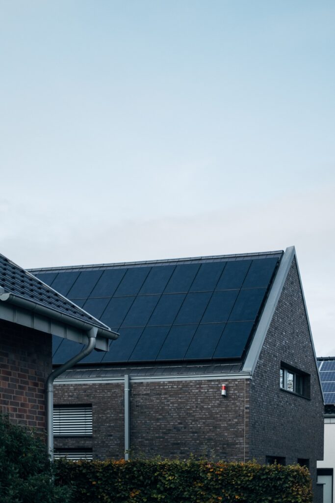Bilden visar ett tak med solceller. Solceller och fästen till solpaneler kan du nu enkelt hitta online.